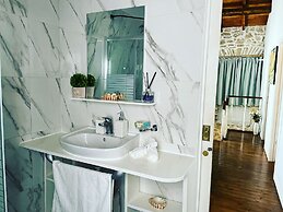 Art House Pagoi, Sleeps 6, Parking, 5 min to Beach