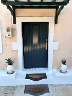 Art House Pagoi, Sleeps 6, Parking, 5 min to Beach