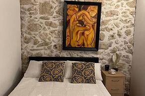 Art House Pagoi, Sleeps 6, Parking, 5 min to Beach