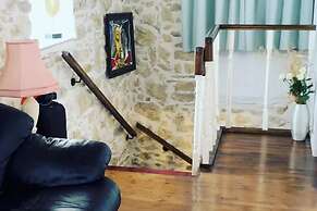 Art House Pagoi, Sleeps 6, Parking, 5 min to Beach