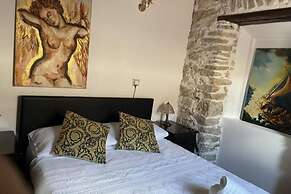 Art House Pagoi, Sleeps 6, Parking, 5 min to Beach