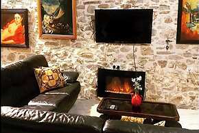 Art House Pagoi, Sleeps 6, Parking, 5 min to Beach