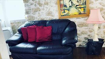 Art House Pagoi, Sleeps 6, Parking, 5 min to Beach