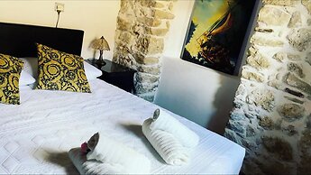 Art House Pagoi, Sleeps 6, Parking, 5 min to Beach