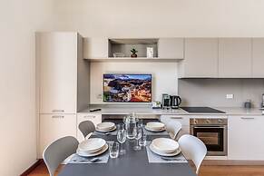 AwesHome Luxury Apartment