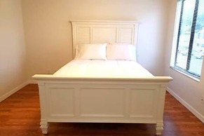 165 White Fawn Luxury King Bed in Modern 2bdrm 2 5BA Amazing Pool