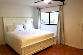 165 White Fawn Luxury King Bed in Modern 2bdrm 2 5BA Amazing Pool