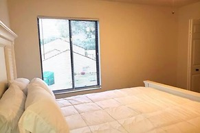 165 White Fawn Luxury King Bed in Modern 2bdrm 2 5BA Amazing Pool