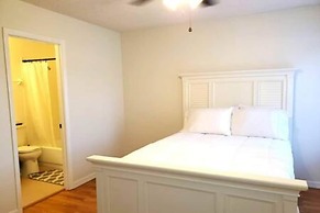165 White Fawn Luxury King Bed in Modern 2bdrm 2 5BA Amazing Pool