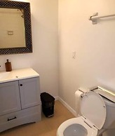 165 White Fawn Luxury King Bed in Modern 2bdrm 2 5BA Amazing Pool