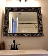 165 White Fawn Luxury King Bed in Modern 2bdrm 2 5BA Amazing Pool