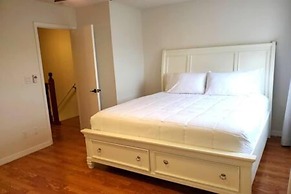 165 White Fawn Luxury King Bed in Modern 2bdrm 2 5BA Amazing Pool