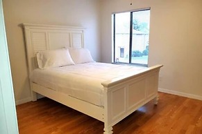 165 White Fawn Luxury King Bed in Modern 2bdrm 2 5BA Amazing Pool