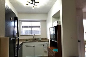 165 White Fawn Luxury King Bed in Modern 2bdrm 2 5BA Amazing Pool