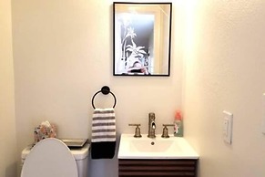 165 White Fawn Luxury King Bed in Modern 2bdrm 2 5BA Amazing Pool