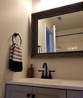 165 White Fawn Luxury King Bed in Modern 2bdrm 2 5BA Amazing Pool