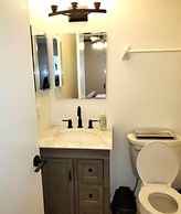 165 White Fawn Luxury King Bed in Modern 2bdrm 2 5BA Amazing Pool