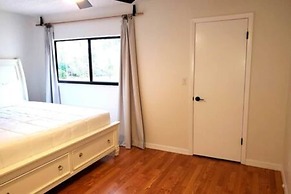 165 White Fawn Luxury King Bed in Modern 2bdrm 2 5BA Amazing Pool