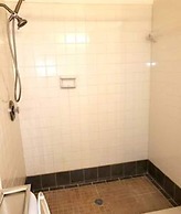 165 White Fawn Luxury King Bed in Modern 2bdrm 2 5BA Amazing Pool