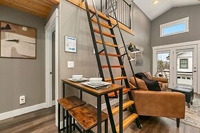 Luxury Living Walk to Poudre Trail and Old Town!