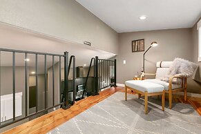 Luxury Living Walk to Poudre Trail and Old Town!