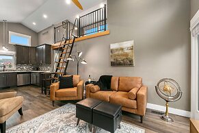 Luxury Living Walk to Poudre Trail and Old Town!