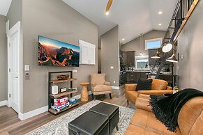 Luxury Living Walk to Poudre Trail and Old Town!