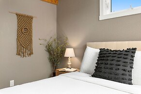 Luxury Living Walk to Poudre Trail and Old Town!