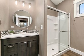 Luxury Living Walk to Poudre Trail and Old Town!