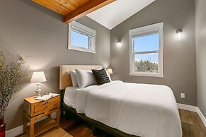 Luxury Living Walk to Poudre Trail and Old Town!