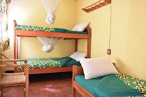 Room in B&B - Amahoro Guest House - 6-bed Mixed Dormitory Room no1