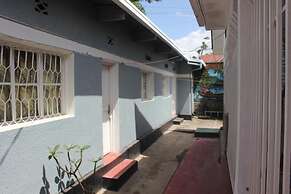 Room in B&B - Amahoro Guest House - 6-bed Mixed Dormitory Room no1