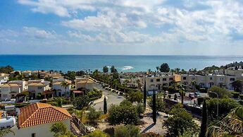 Coral Bay Villa - Sleeps 6 - Pool - Parking