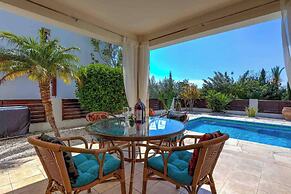 Coral Bay Villa - Sleeps 6 - Pool - Parking