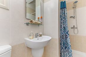 Coral Bay Villa - Sleeps 6 - Pool - Parking