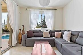 Coral Bay Villa - Sleeps 6 - Pool - Parking