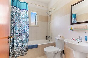 Coral Bay Villa - Sleeps 6 - Pool - Parking