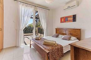 Coral Bay Villa - Sleeps 6 - Pool - Parking