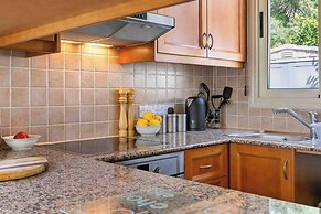 Coral Bay Villa - Sleeps 6 - Pool - Parking