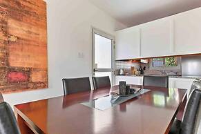 Coral Bay Villa - Sleeps 6 - Pool - Parking