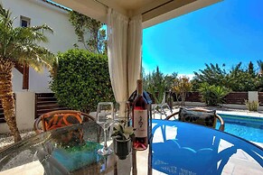 Coral Bay Villa - Sleeps 6 - Pool - Parking