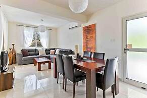 Coral Bay Villa - Sleeps 6 - Pool - Parking