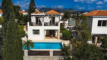 Coral Bay Villa - Sleeps 6 - Pool - Parking