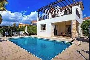 Coral Bay Villa - Sleeps 6 - Pool - Parking