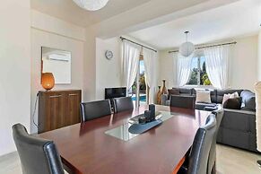 Coral Bay Villa - Sleeps 6 - Pool - Parking