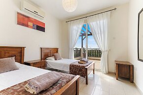 Coral Bay Villa - Sleeps 6 - Pool - Parking