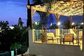 Coral Bay Villa - Sleeps 6 - Pool - Parking