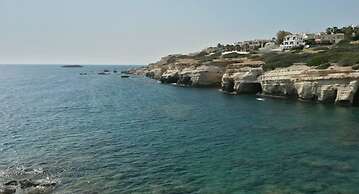 Coral Bay Villa - Sleeps 6 - Pool - Parking