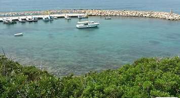 Coral Bay Villa - Sleeps 6 - Pool - Parking