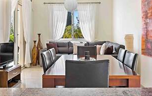 Coral Bay Villa - Sleeps 6 - Pool - Parking